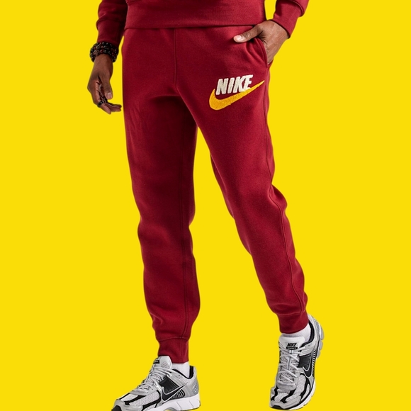 🚹 M US — Nike Club Fleece Chenille Logo Joggers FN3094-677 [TEAM RED] - Picture 9 of 9